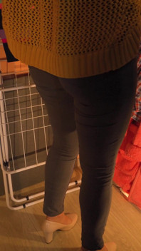 Setiausaha panas dalam seluar jeans ketat mengusik pantat dengan garisan seluar dalam yang kelihatan