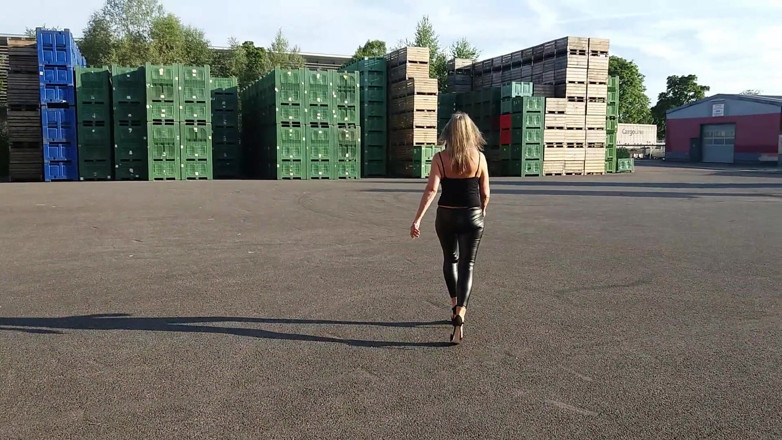 martinawest: Oma loopt buiten in zwarte leggings