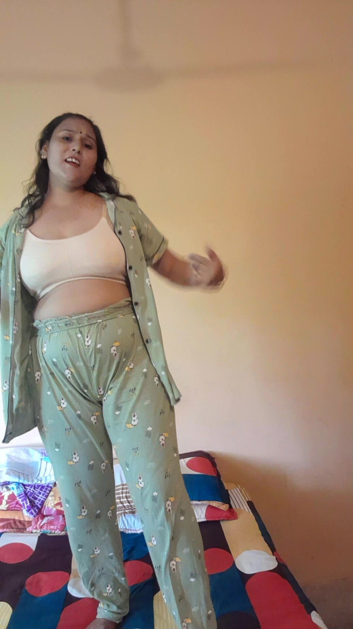 Puja555: Ragazza indiana che balla sul letto