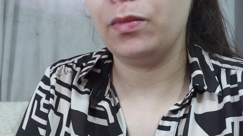 AmayaMori: Він грає з моїм носом. Я кладу тонку рожеву силіконову прокладку в ніс і граю з нею. Я не знаю, що це таке,