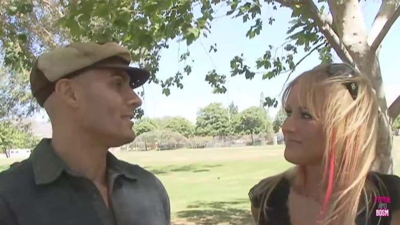 Fetish and BDSM: 热辣的金发女郎在她的男友面前被另一个男人后入