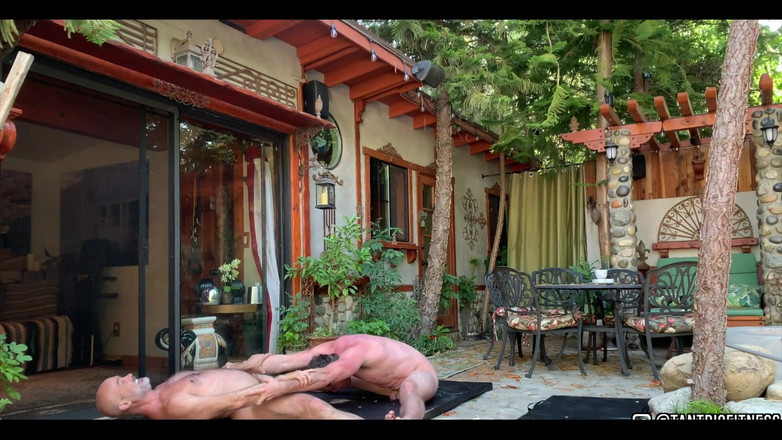 Tantric Fitness: Frumos, talentat și bine atârnat