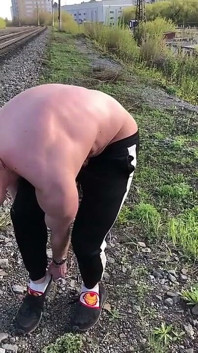 Extrem. Runkar av sin stora kuk på järnvägsstationen