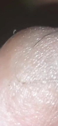 Un uomo sta esplorando la sua intimità in solitudine.