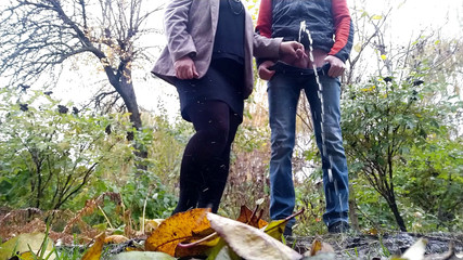 OurFetishLife: 堕落的家庭主妇在街上帮助邻居撒尿