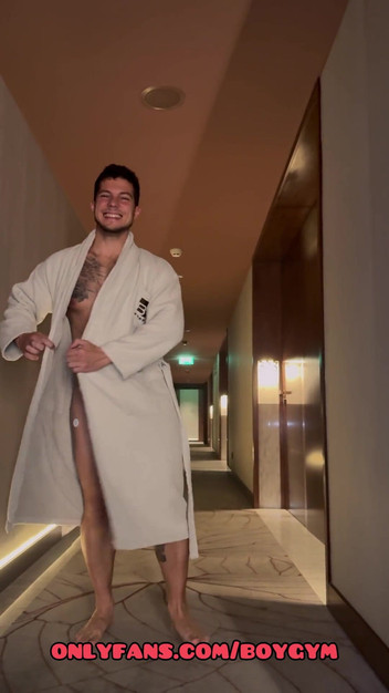 BoyGym: Hoteliでの私の巨大なコックの展示会は、誰も私を見ていないことを願っています!