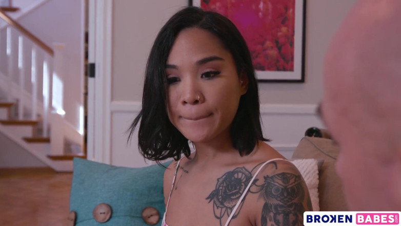 Broken babes: Brokenbabes - lustvolle babysitterin Honey gold fickt alten typen