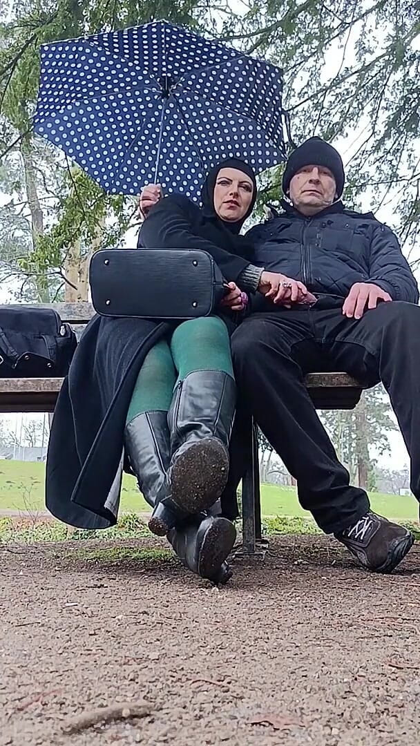 Asisa_oz: Я играла с большим членом на улице в парке, делала минет и даже писать
