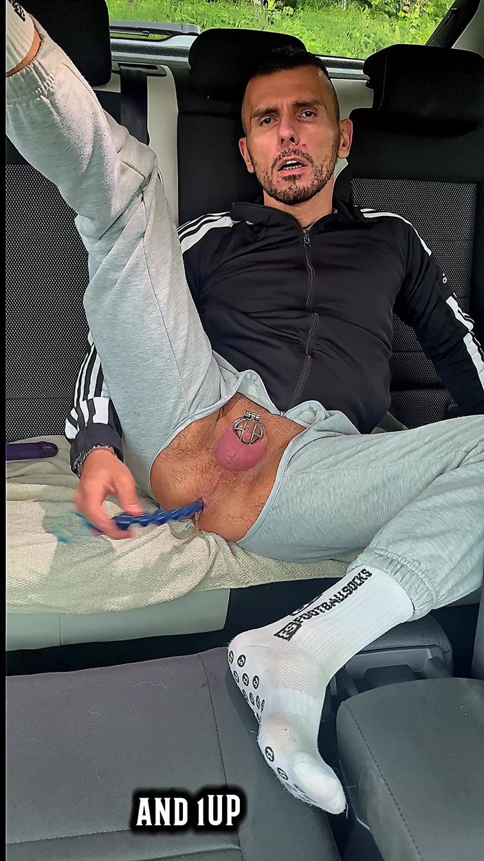 Werther1: Chav-lad en un chándal y calcetines blancos afuera en diversión...