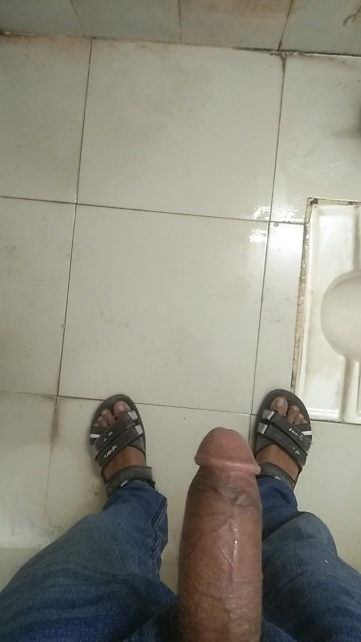 Viral_tiktokar: I Went to the Office Bathroom and Hit My Hand...