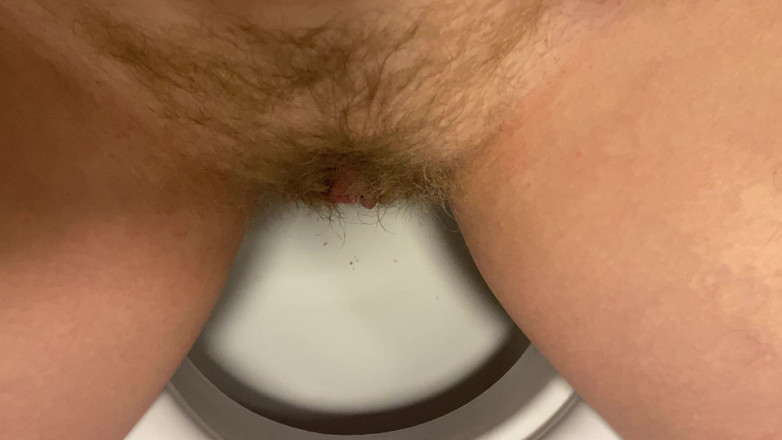 Hairy couple: Pizdă păroasă se pișă și se pârțâie accidental, vedere foarte aproape