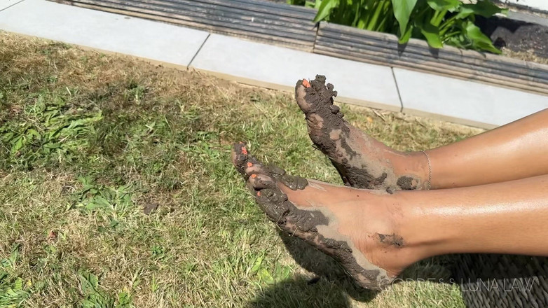 Goddess Luna Law: Çamurlu ayaklar joi zenci bikinili velet tanrıça luna law bakış...