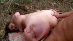 Time To Jerk Off: Lustvolles schätzchen hat spaß im wald