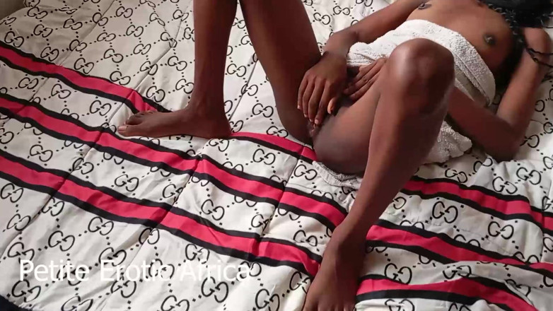 Petite Erotic Africa: Afrikanisches teen liebt frisch aus dem badezimmer