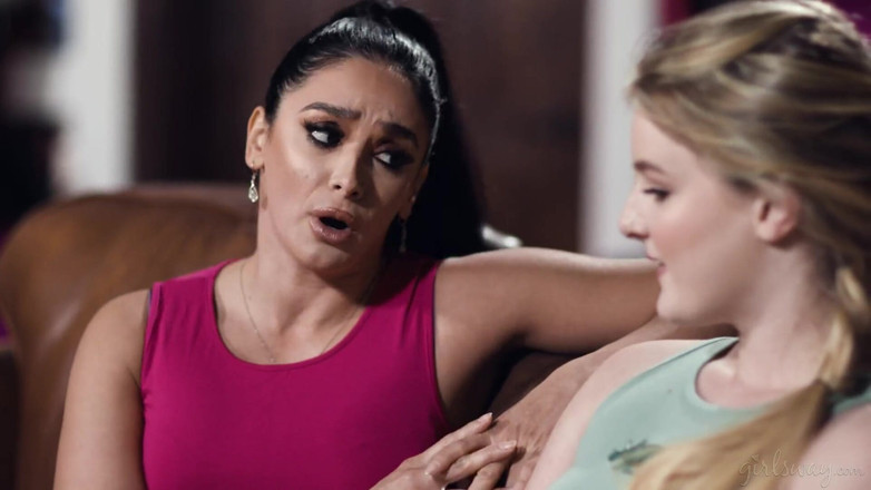 Girlsway: Girlsway – Eliza Eves pojawia się w Wrong House, MILF Sheena...