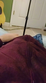 Un angle de caméra sur moi en train de pisser sur moi-même puis de me branler