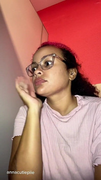 Gadis gassy kamar mandi umum berusaha menahannya tapi kentut dengan keras