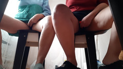 Lesbian-illusion: Zwei Studenten unter dem Schreibtisch Während einer Lehrveranstaltung masturbieren riskant...