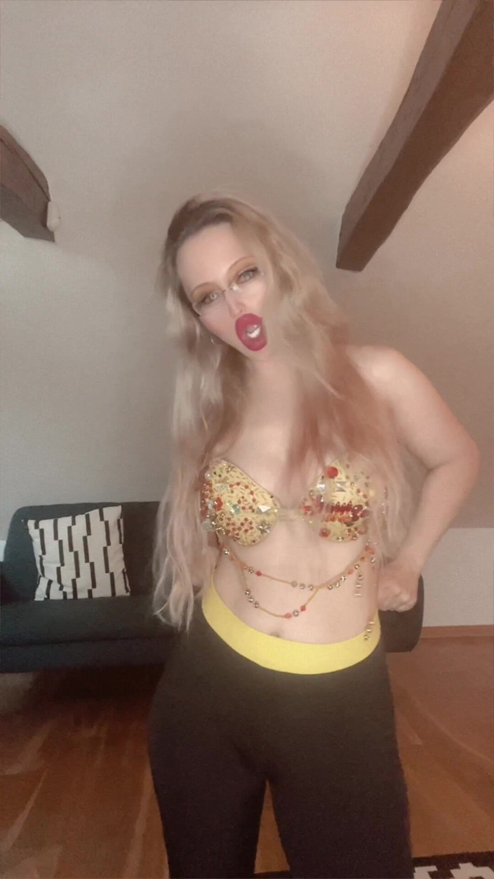 FinDom Goaldigger: Kouření verze 2 píseň vydání 2 září 2024. Zpěvačka Findom Goaldigger