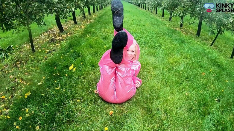 UKCuteGirl: Lucy's Transparent Rainwear &amp; all'aperto figa pubblica stuzzica