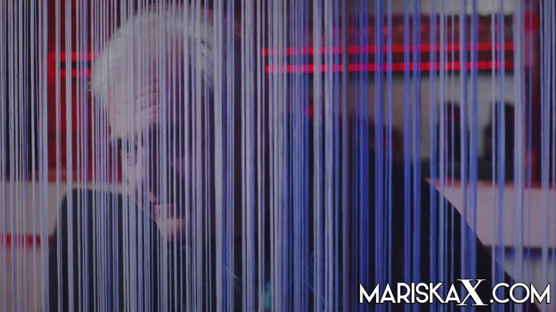 Mariska x: MARISKAX - Mariska เย็ด Sahara ขณะที่ชายชราดูอยู่