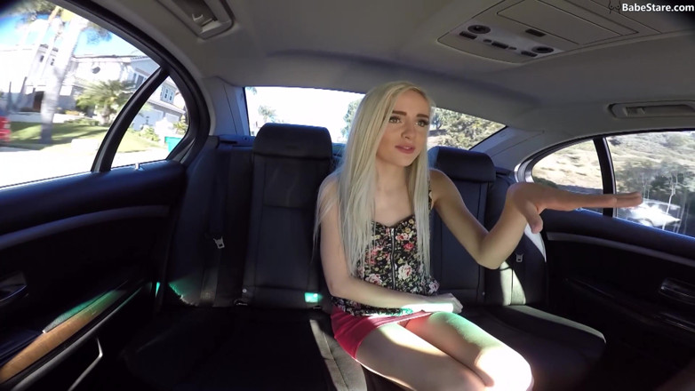 Babe Stare: Si blonde ini adalah pro di kereta seks