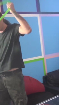 Des stars du porno excitées baisent un mec chanceux en lui suant et en branlant sa bite