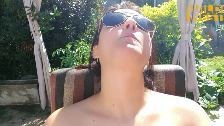 WildLooner: Eat Chewing Gum Outside While Showing off Your Boobs.