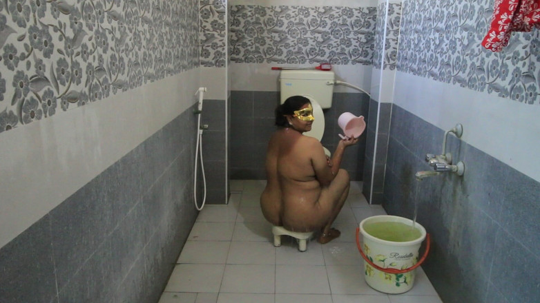 Desi Homemade Videos: 饥渴的大胸部德西阿姨洗澡