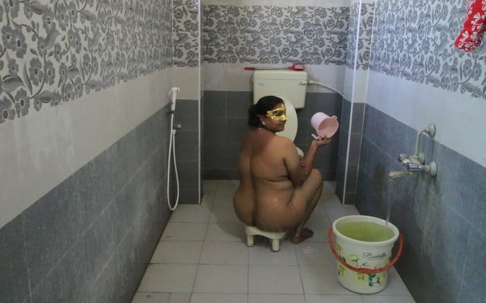 Desi Homemade Videos: 샤워하는 발정난 거유 인도 아줌마