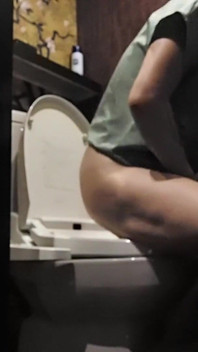 Japanese MILF Peeing