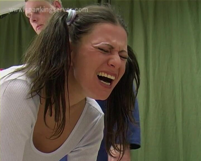 Spanking Server: Luisa recibe una paliza en la escuela