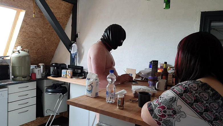 Femdom-Team-German: De keuken met vaste eieren huishoudelijk werk met een verschil...
