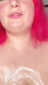 Addestramento della figa bbw oliata con un grosso dildo di vetro