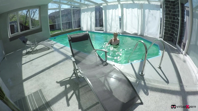 PornX: Gordita madura virtual masturbándose en la piscina