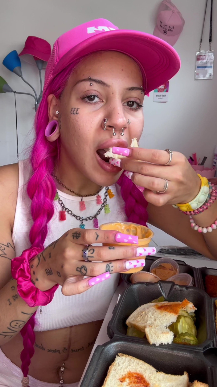 Nali Marie: Mukbang eten, exploderende enorme maaltijd over de kipkaas op gezicht...