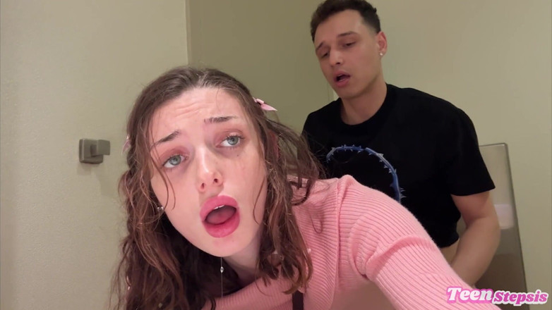 Teen StepSis: Daisy liebt es, in einer mall-badezimmer zu ficken