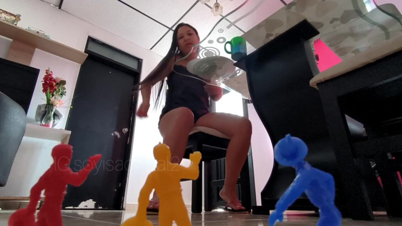 Isabel: Giantess, mali mężczyźni są dziś rano moim śniadaniem