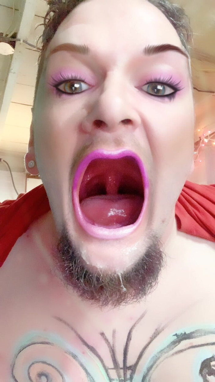 King Of Crossdress: Enorme mond klaarkomen