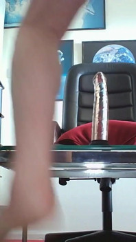 Spelen met 25 cm glazen dildo