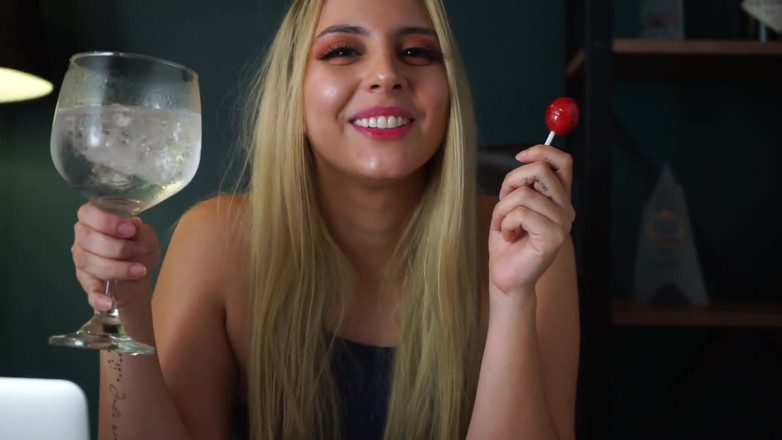 Cipriani: La modella bionda colombiana, con il suo corpo sexy, mostra...