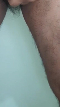 자지를 가지고 노는 남자