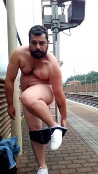 Desnuda en la estación