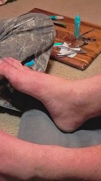 Melody fà una pedicure al suo padrone