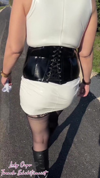 ฉันหลุดสายธงระหว่างเดินเล่นกลางแจ้งในชุดยาง latex สั้นจิ๋ว