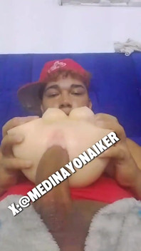 Follando Con Muñeca Juguete Mientras No Hay Nadie En Casa.