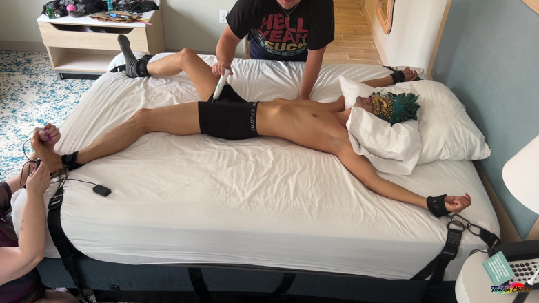 Ticklish Chicks: Fetcon '25: Jayf33t Double Teamed