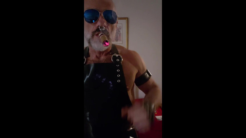 MusclesCigarsFFPig: Zapálení latexového doutníku