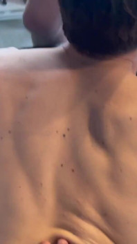 ที่ทิ้งน้ำเงี่ยนถูกเย็ดแรงและกำมือเข้าไป