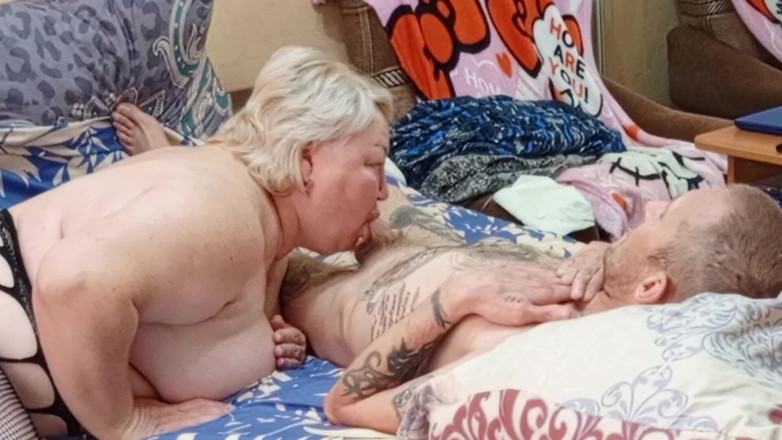 Zona901: Madrastra vacía mis bolas de semen haciendo una mamada profunda...